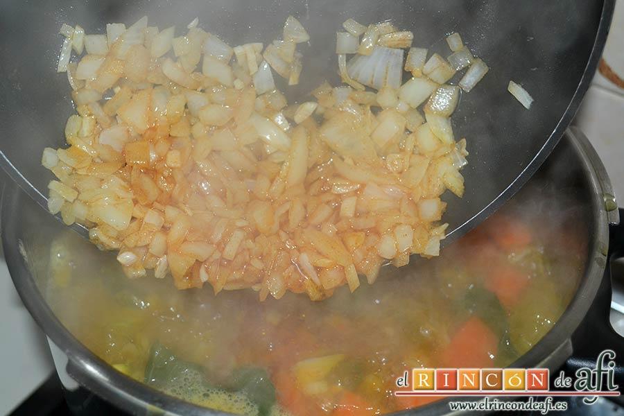 Potaje de jaramagos, remover bien para que no se pegue y añadirlo a la olla exprés