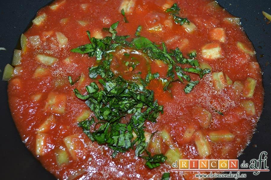 Pasta con berenjenas, picar unas hojas de albahaca y añadirlas