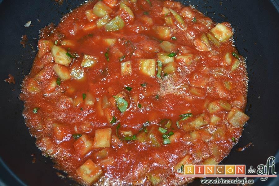 Pasta con berenjenas, mezclar y dejar rehogar a fuego lento