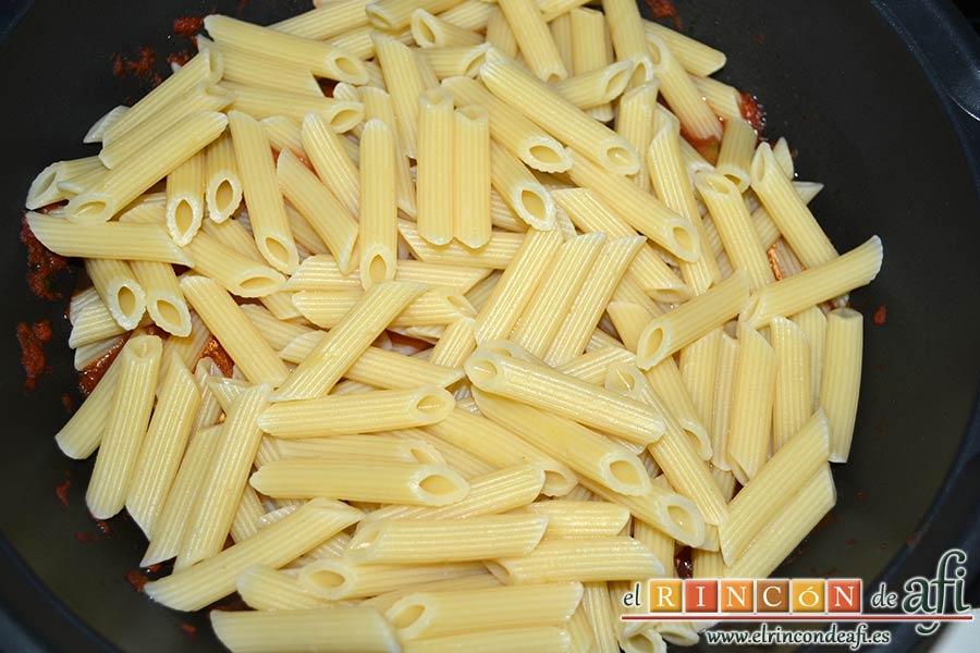 Pasta con berenjenas, preparar la pasta y verterla sobre la fritura