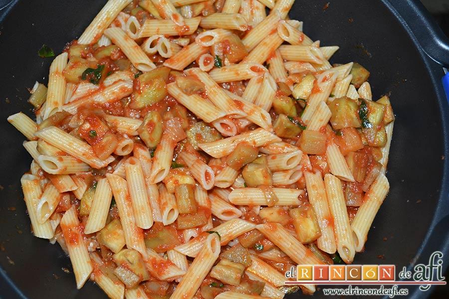 Pasta con berenjenas, añadir un poco de agua de la cocción de la pasta y remover bien