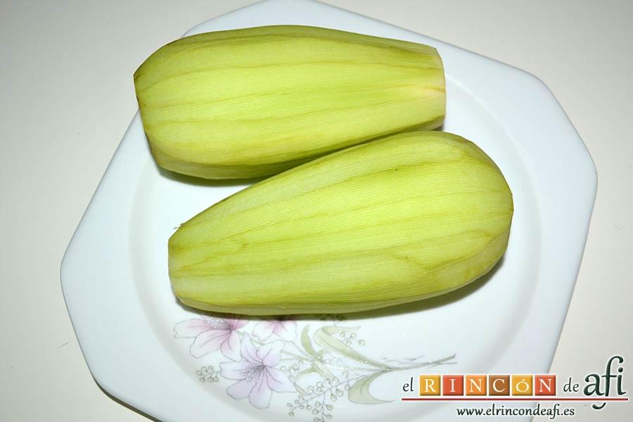 Pasta con berenjenas, pelarlas y cortar los extremos