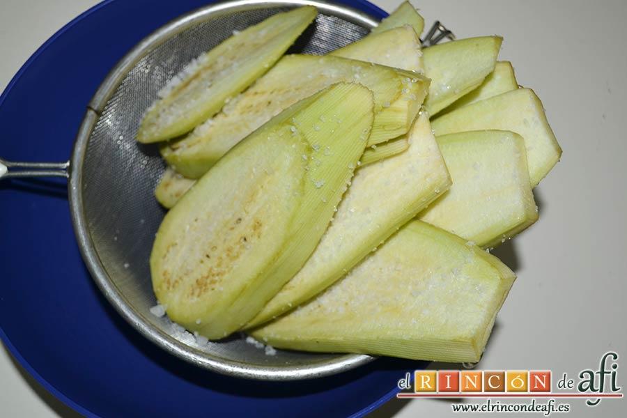 Pasta con berenjenas, embadurnarlas de sal gorda y ponerlas en un colador