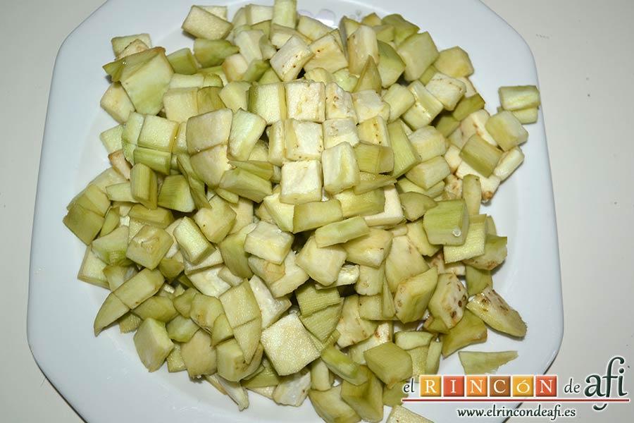 Pasta con berenjenas, retirarles la sal y cortar en cubitos
