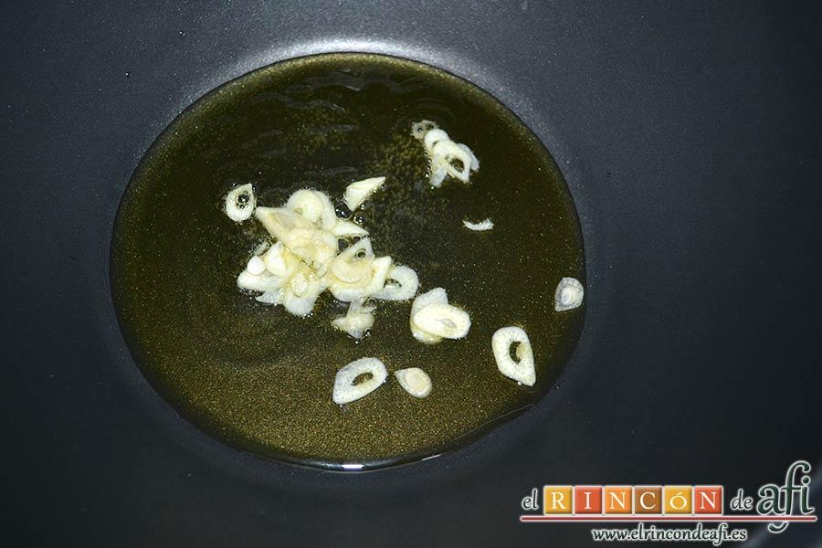 Pasta con berenjenas, sofreír los ajos laminados