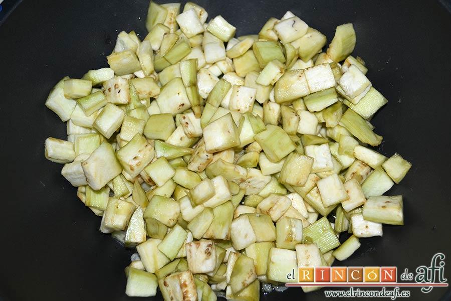 Pasta con berenjenas, cuando empiecen a dorar añadir los cubos de berenjena