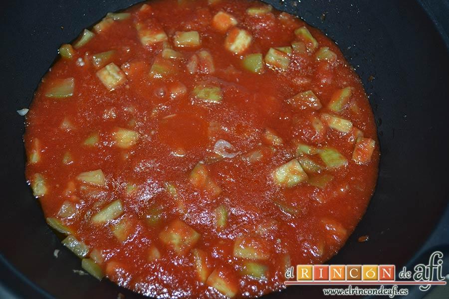 Pasta con berenjenas, mezclar todo bien