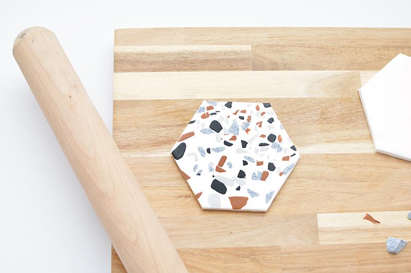 DIY | Bonitos posavasos personalizados de terrazo - El blog de Laucreativa