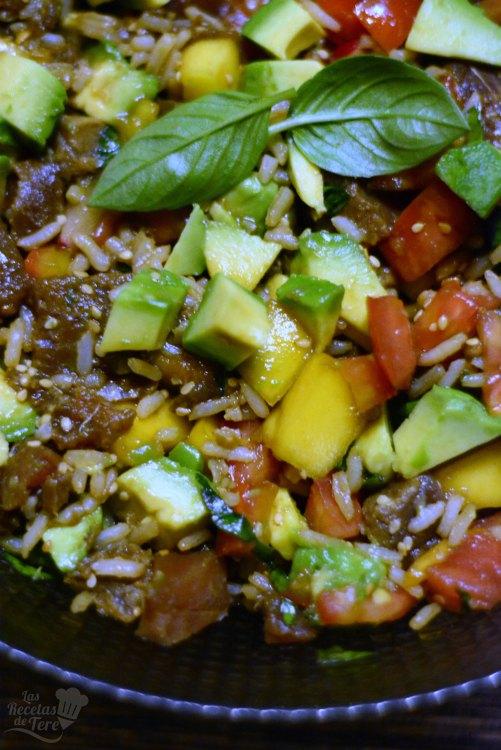 Deliciosa ensalada de atún fresco con arroz y vegetales