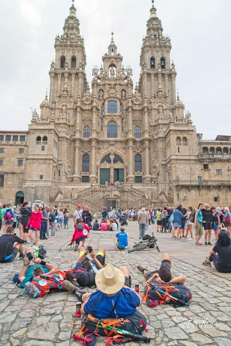 peregrinos descansando en la plaza del obradoiro