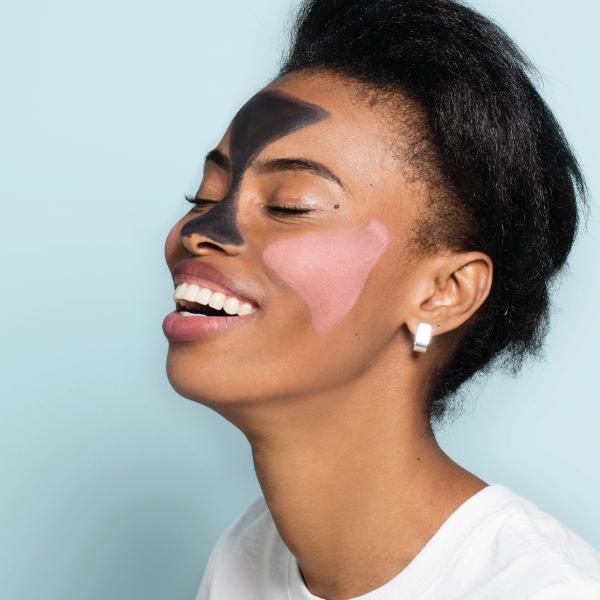 Modelo 2 con claymask mascarilla arcilla roll on qhdn