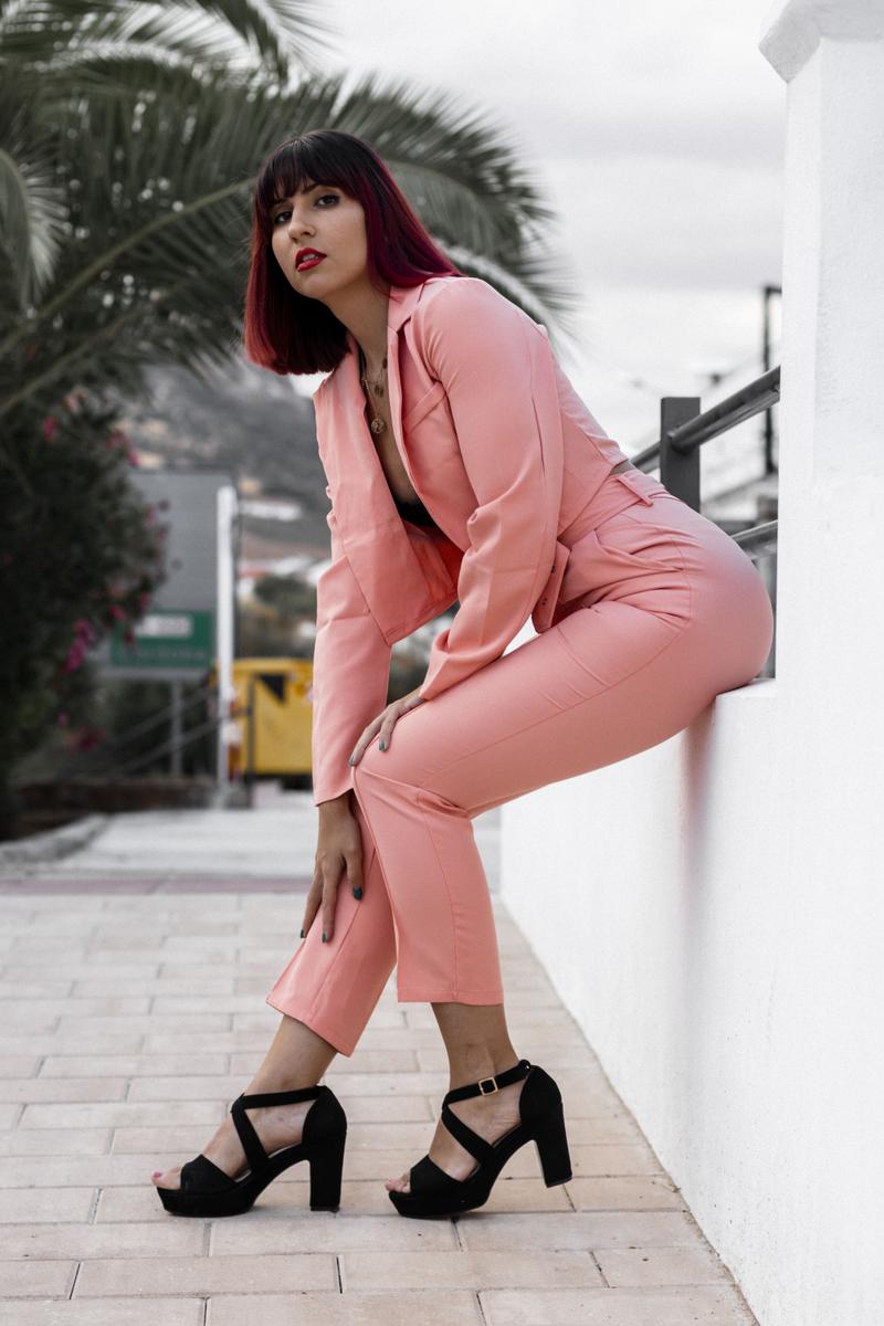 Traje naranja con bralette de encaje netro