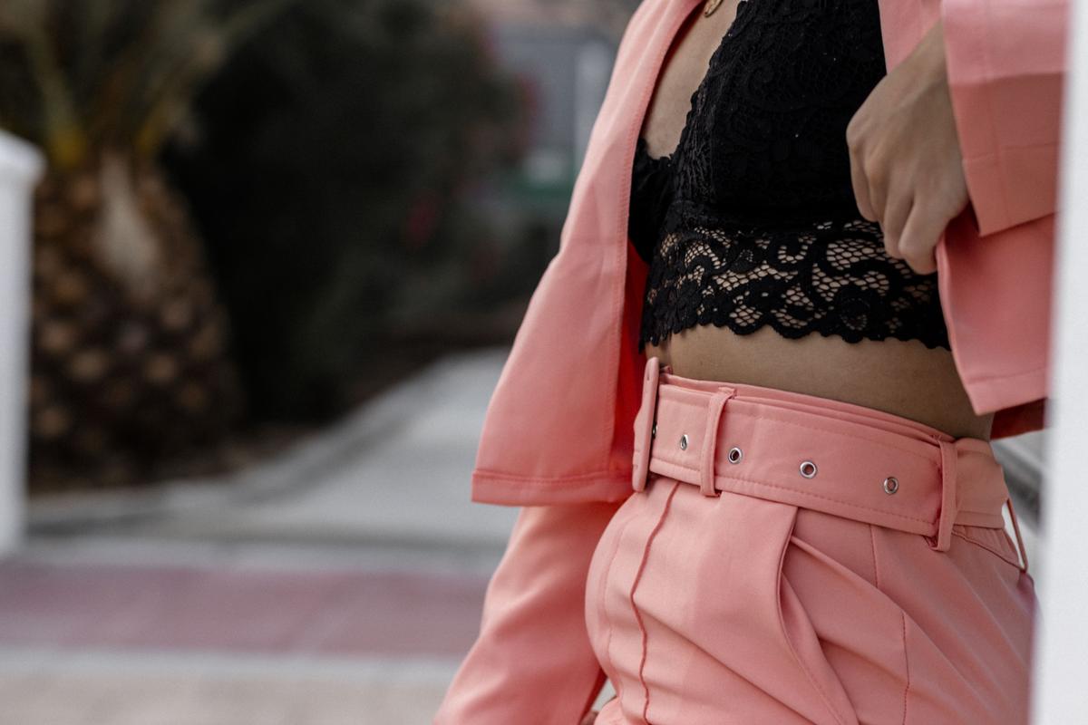 Traje naranja con bralette de encaje netro
