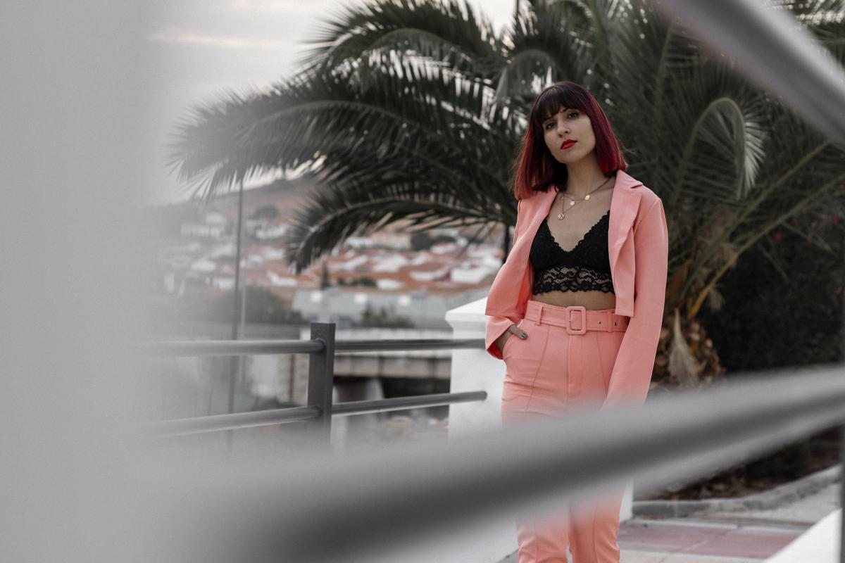 Traje naranja con bralette de encaje netro