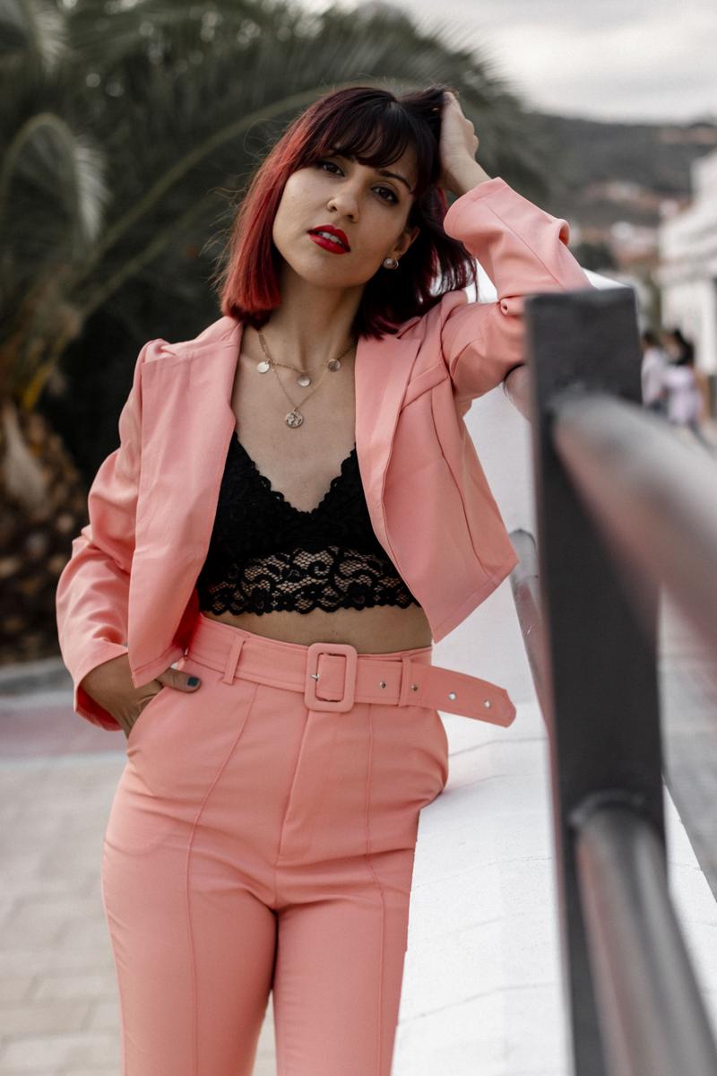 Traje naranja con bralette de encaje netro
