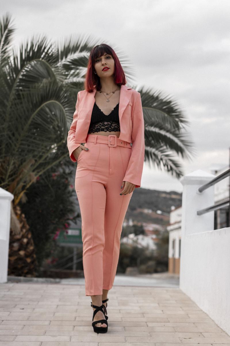 Traje naranja con bralette de encaje netro
