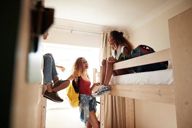 viajeras en un hostal