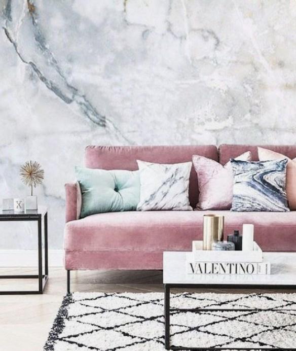 sofá de terciopelo rosa para añadir glamour.