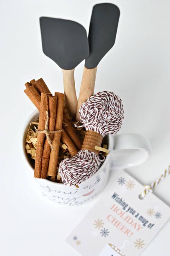 taza con utensilios cocina