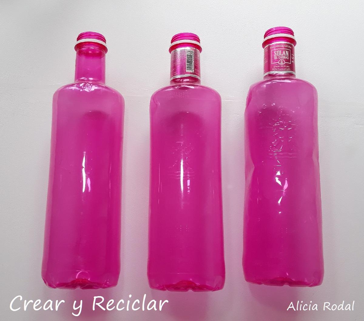 Mira qué fácil es hacer adornitos pequeños para decorar el árbol de navidad, tan sólo debemos reutilizar botellas de plástico de agua o refrescos. Tutorial con el paso a paso.