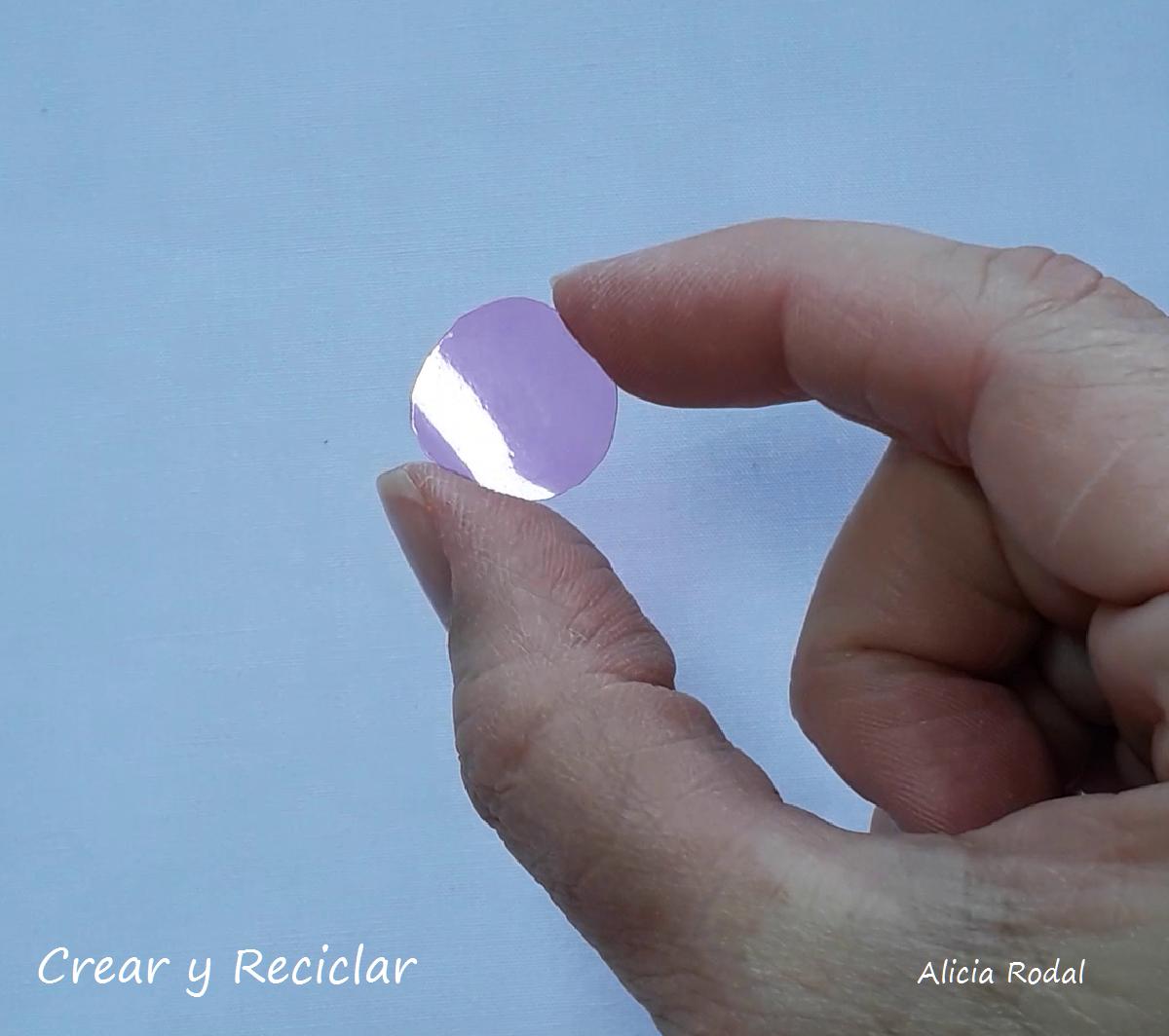 Mira qué fácil es hacer adornitos pequeños para decorar el árbol de navidad, tan sólo debemos reutilizar botellas de plástico de agua o refrescos. Tutorial con el paso a paso.