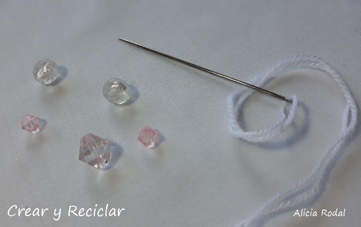 Mira qué fácil es hacer adornitos pequeños para decorar el árbol de navidad, tan sólo debemos reutilizar botellas de plástico de agua o refrescos. Tutorial con el paso a paso.