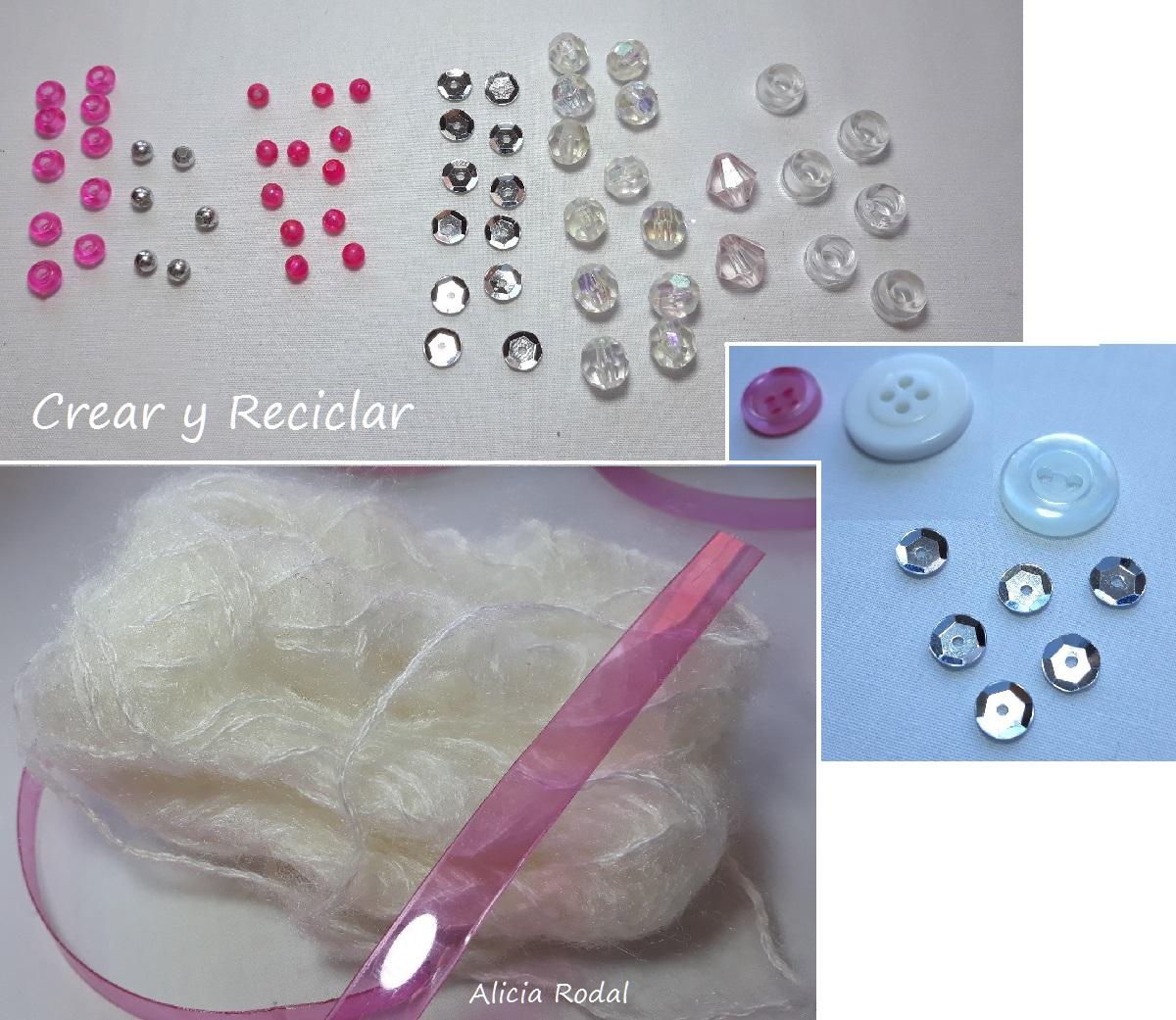 Mira qué fácil es hacer adornitos pequeños para decorar el árbol de navidad, tan sólo debemos reutilizar botellas de plástico de agua o refrescos. Tutorial con el paso a paso.