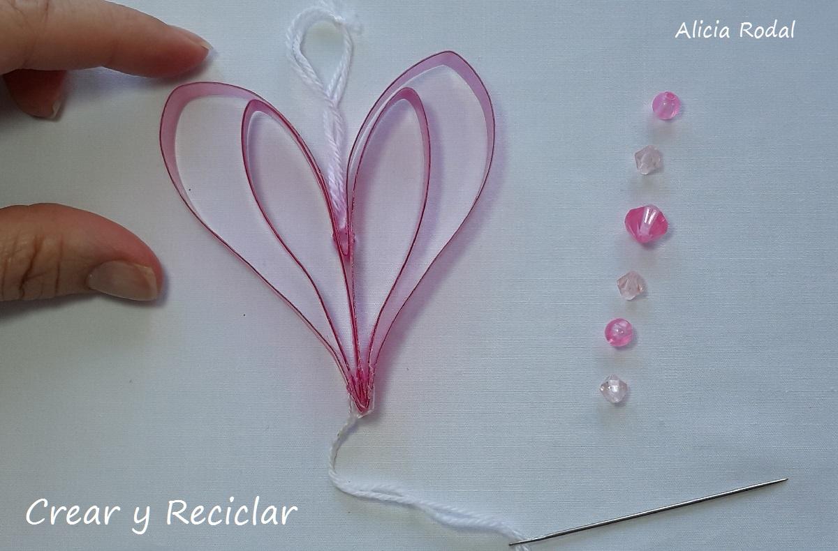 Mira qué fácil es hacer adornitos pequeños para decorar el árbol de navidad, tan sólo debemos reutilizar botellas de plástico de agua o refrescos. Tutorial con el paso a paso.