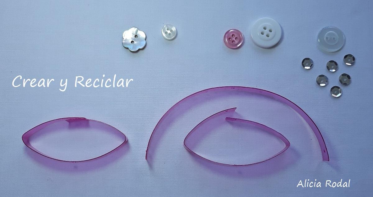 Mira qué fácil es hacer adornitos pequeños para decorar el árbol de navidad, tan sólo debemos reutilizar botellas de plástico de agua o refrescos. Tutorial con el paso a paso.