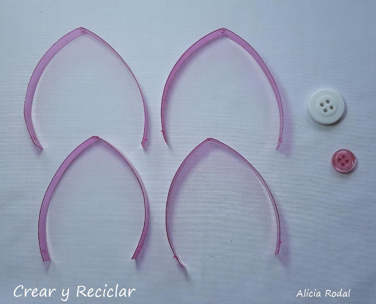 Mira qué fácil es hacer adornitos pequeños para decorar el árbol de navidad, tan sólo debemos reutilizar botellas de plástico de agua o refrescos. Tutorial con el paso a paso.