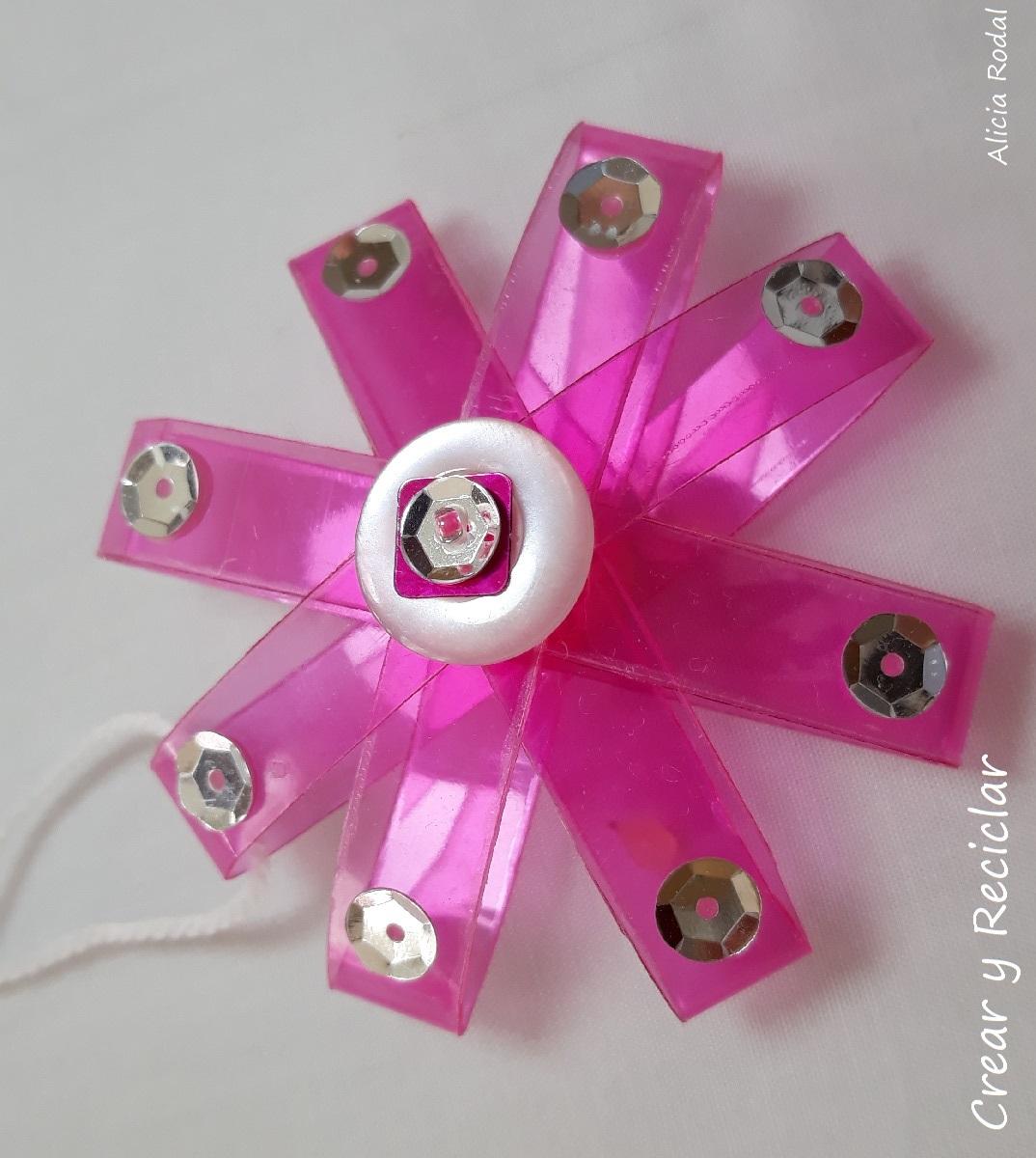 Mira qué fácil es hacer adornitos pequeños para decorar el árbol de navidad, tan sólo debemos reutilizar botellas de plástico de agua o refrescos. Tutorial con el paso a paso.