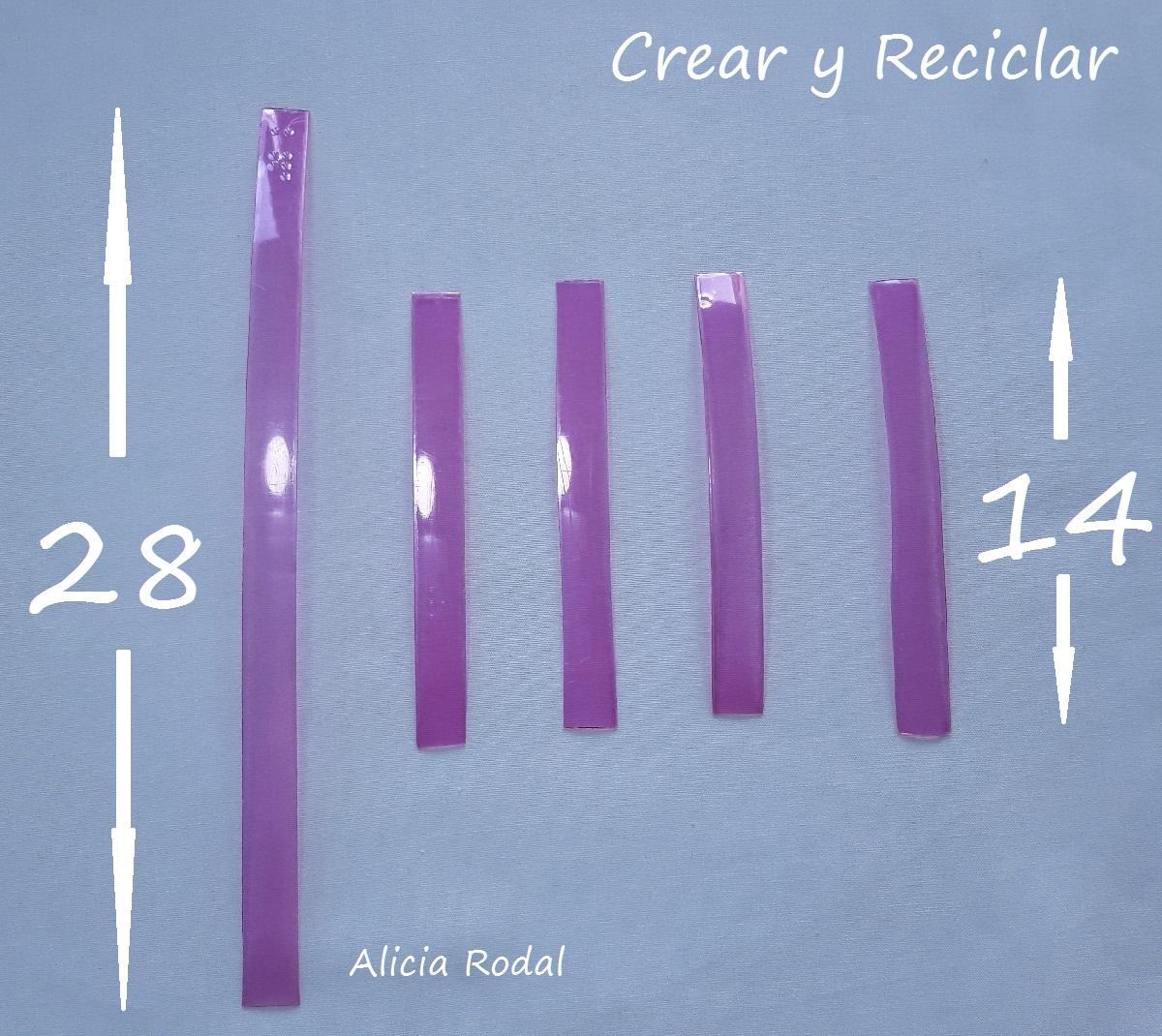 Mira qué fácil es hacer adornitos pequeños para decorar el árbol de navidad, tan sólo debemos reutilizar botellas de plástico de agua o refrescos. Tutorial con el paso a paso.