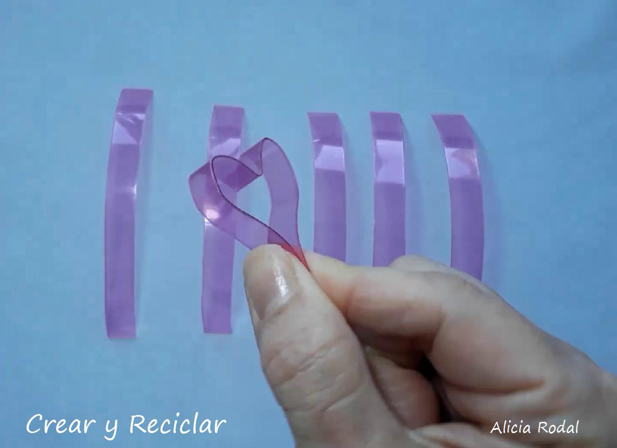 Mira qué fácil es hacer adornitos pequeños para decorar el árbol de navidad, tan sólo debemos reutilizar botellas de plástico de agua o refrescos. Tutorial con el paso a paso.