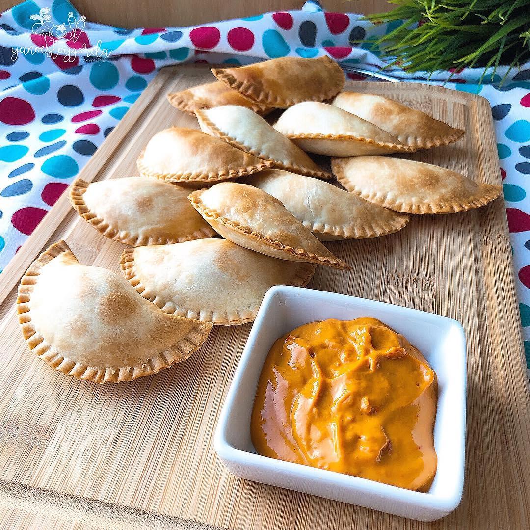 EMPANADILLAS DE POLLO Y QUESO DE CABRA