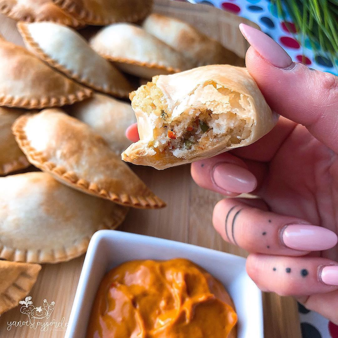 EMPANADILLAS DE POLLO Y QUESO DE CABRA