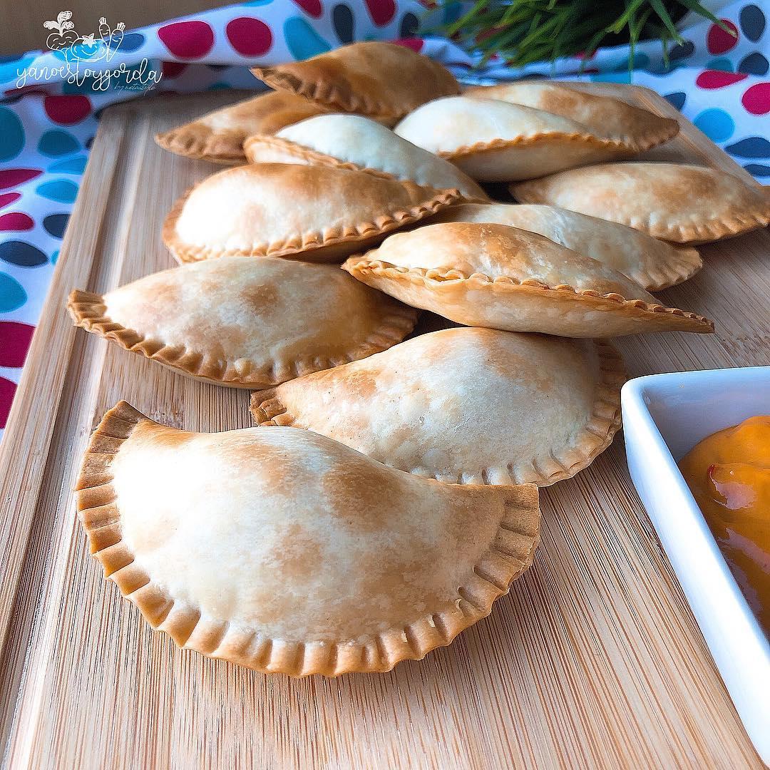 EMPANADILLAS DE POLLO Y QUESO DE CABRA