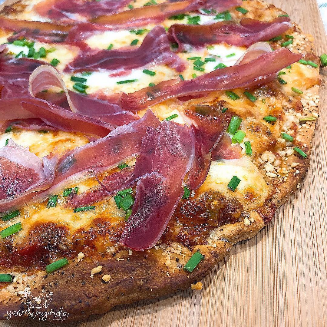 PIZZA DE ESPELTA INTEGRAL MASA FINA CON JAMÓN