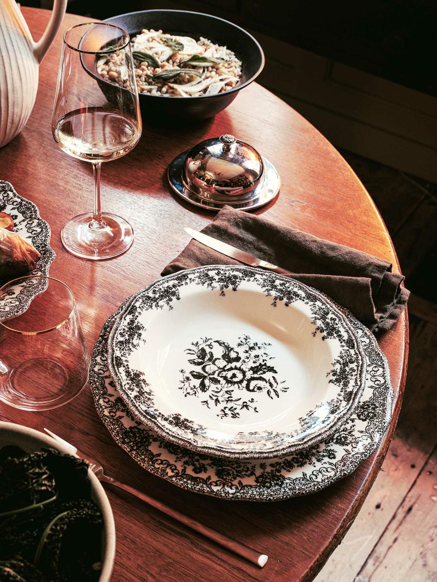 Vajilla vintage en mesa de madera