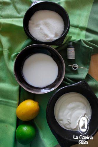 Leche de Coco, yogur, azúcar y colorante