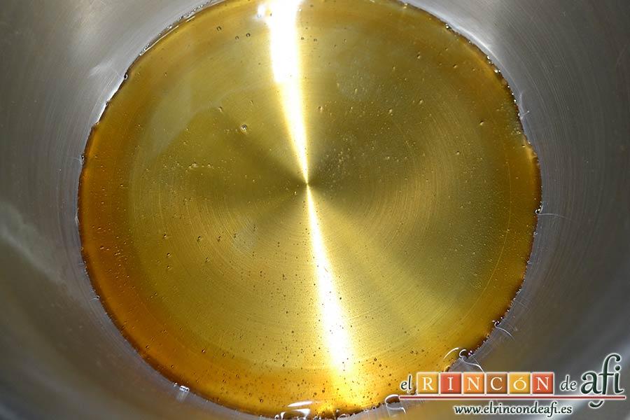 Pudin de castañas, verter el caramelo en una flanera