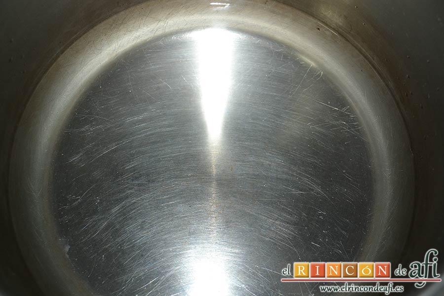 Pudin de castañas, poner agua al fondo de la olla exprés