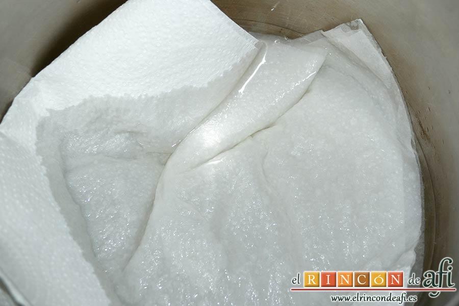 Pudin de castañas, colocar encima un par de hojas de papel de cocina