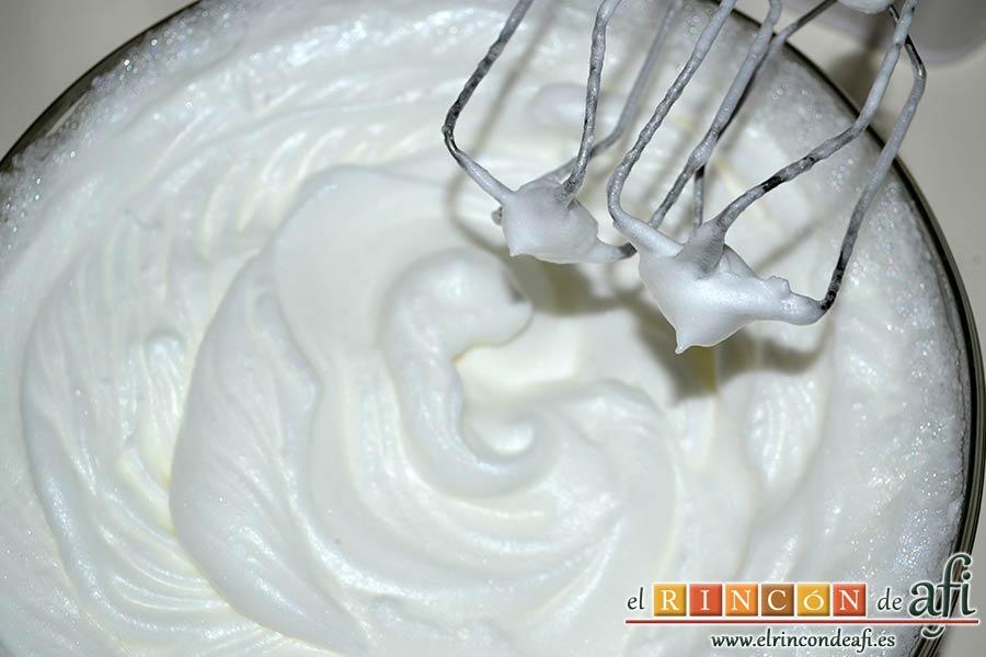 Pudin de castañas, batir las claras con varillas eléctricas