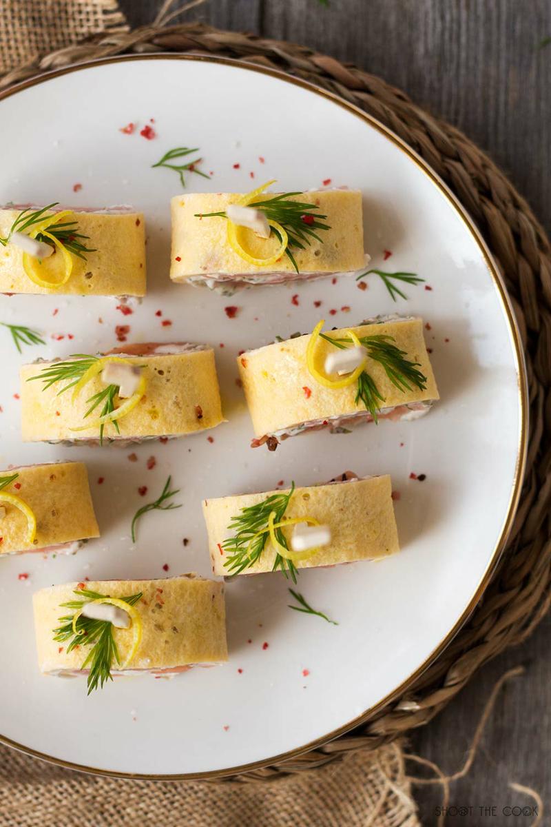 rollitos de salmón, tortilla y queso crema