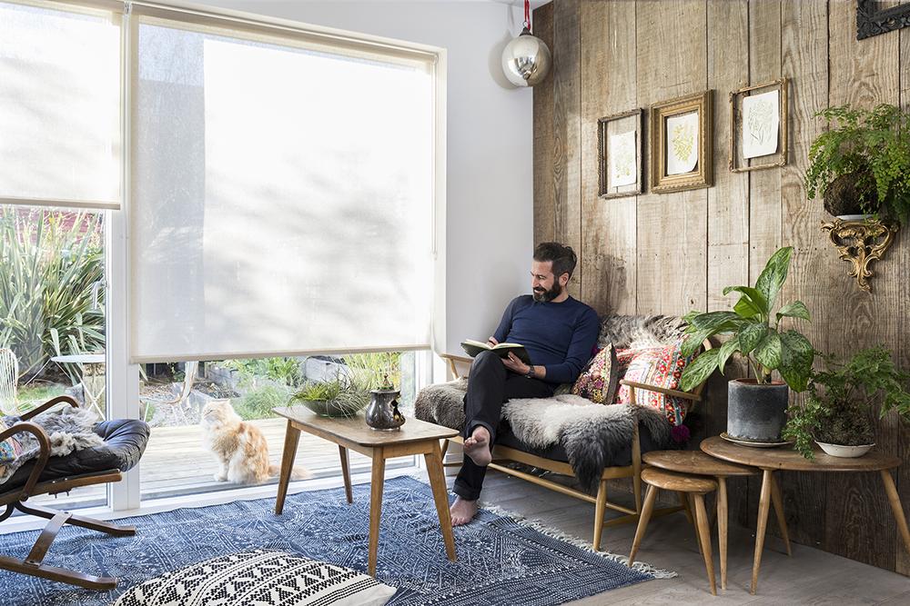 casa llena de plantas con gran jardín.