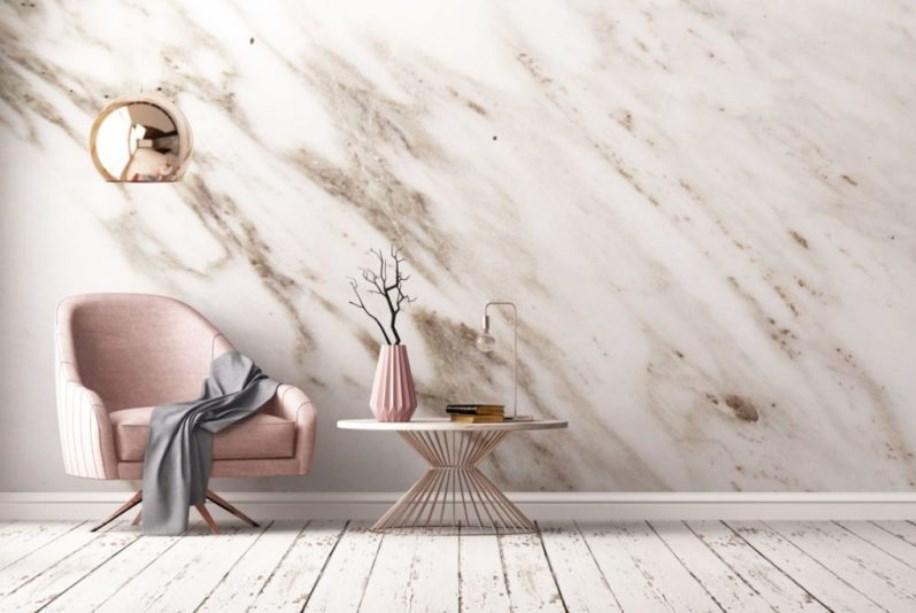 Pared de marmol con suelo madera pintado de blanco envejecido. Mezcla de materiales como tendencia deco del 2020