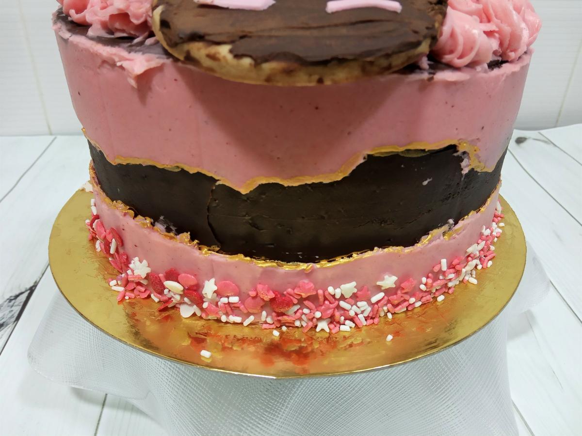 Vista lateral tarta crema chocolate y fresa