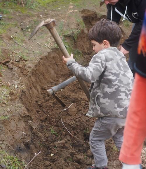 Niñlo con hazada haciendo un camino de la reserva ecológica de Ojén