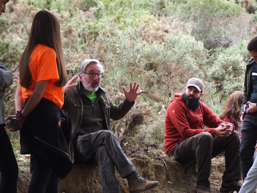 Antonio contando la historia de la reserva ecologica de Ojen al grupo