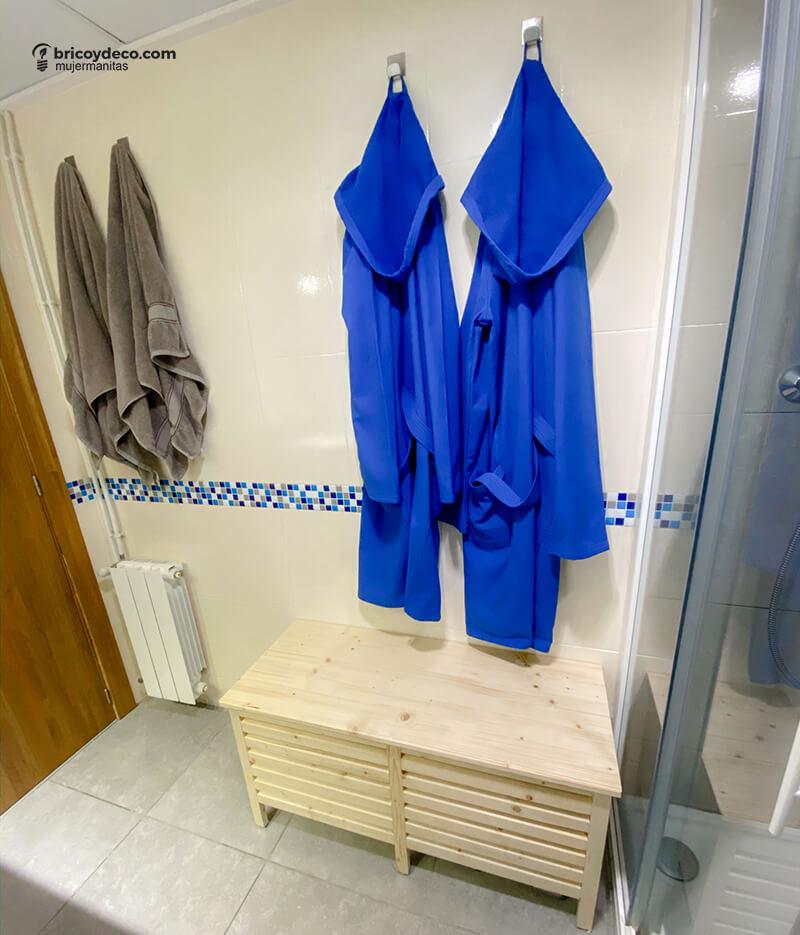 organizar el baño con perchas adhesivas